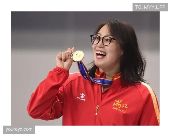 傅园慧训练完瘫在泳池边啃黄瓜，这自律我真学不来