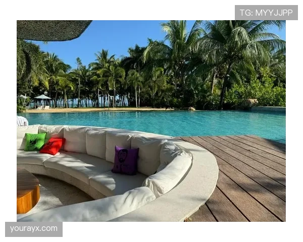 刚刷到徐嘉余度假照，泳池边他戴的那条链子我省一辈子也买不起